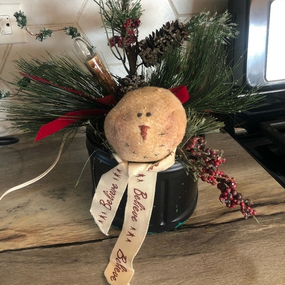 PRIMITIVE HANDMADE SNOWMAN LAMP ARRANGEMENT IN PLASTIC FOLGERS COFFEE CAN - Picture 3 of 10